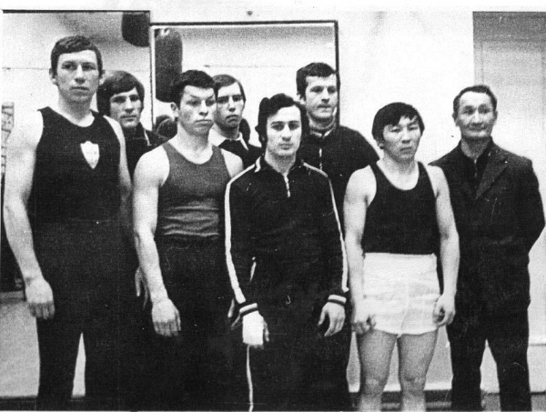 70-е, сборная эк. фак-та по боксу. В центре - тренер А. Карапетян и студент О. Гармаев